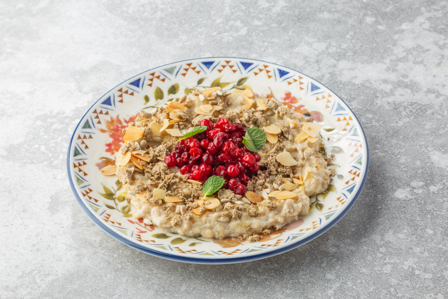 Бабушкина каша с брусникой и халвой