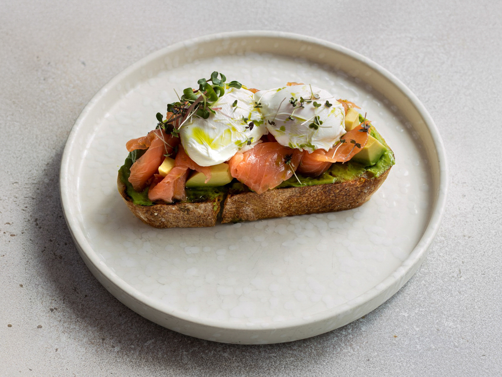 Брускетта с авокадо, яйцом и лососем