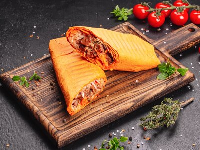 Шаурма с бараниной и сыром в сырном лаваше