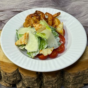 Салат цезарь с креветками