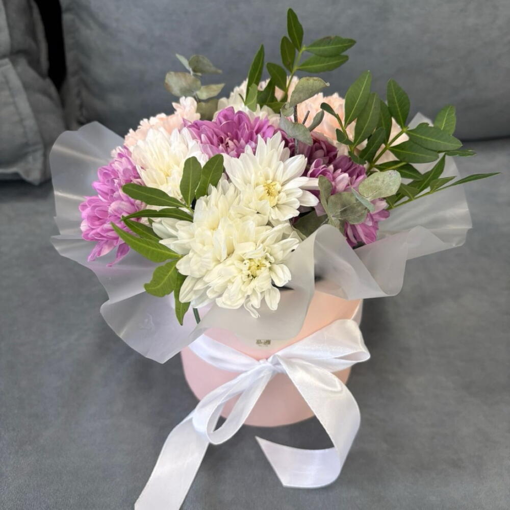 Нежная композиция из хризантем в коробке