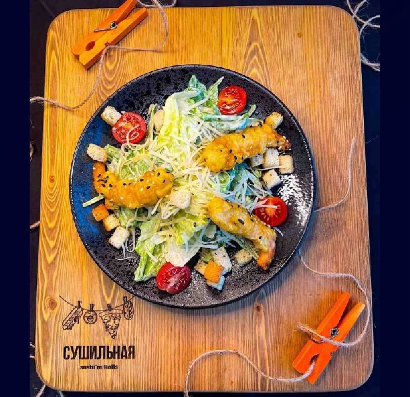 Цезарь с курицей салат