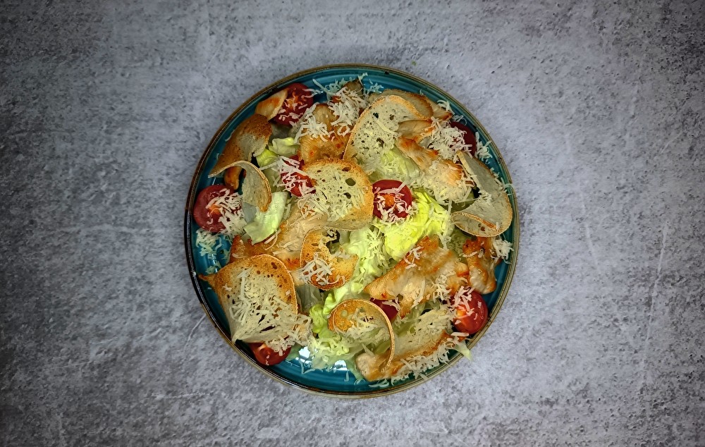 Салат Цезарь с курицей
