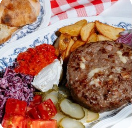 Гурманская плескавица на тарелке