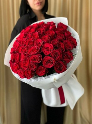 Букет из 51 красной розы в оформлении