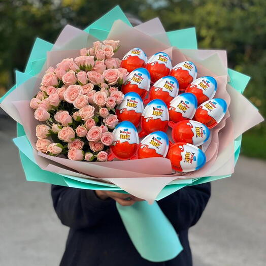 Букет кустовых роз и киндеры