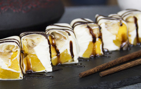 Сладкий ролл с манго