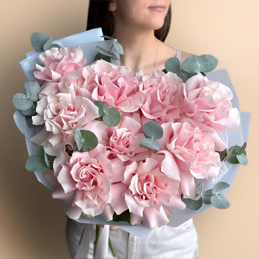 Нежный букет французские розы и эвкалипт пастельный букет