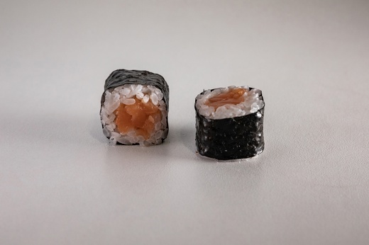 Маки роллы с лососем