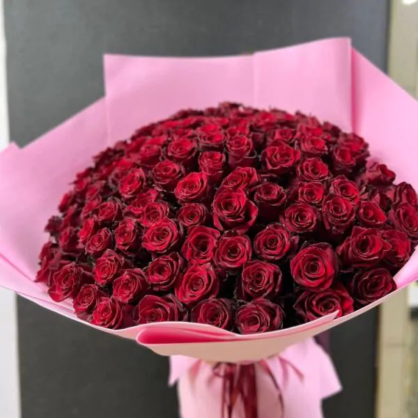 Букет из 101 насыщенно-красной розы в розовом необъятном оформлении