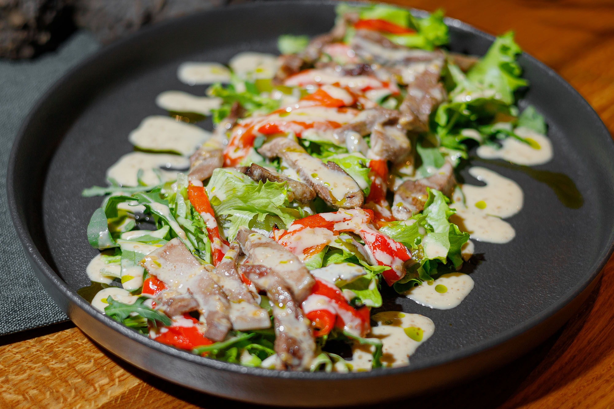 Теплый салат с говяжьем языком