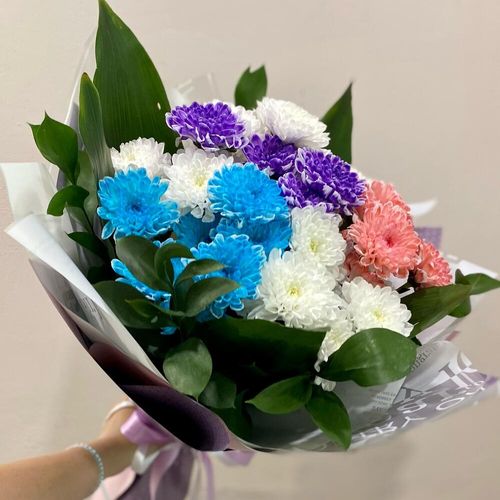 Букет из хризантем и зелени (б1826)