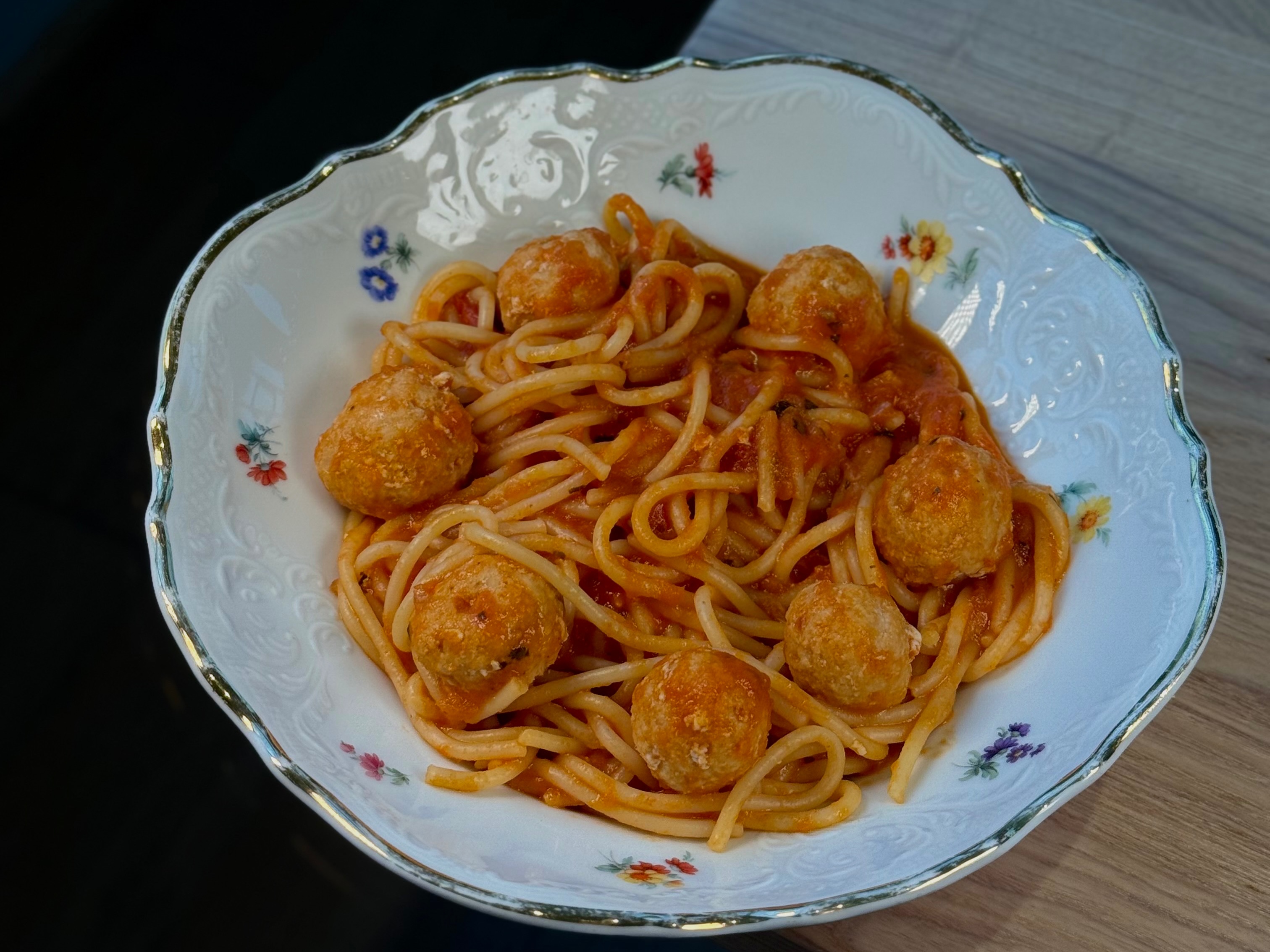 Тефтели из индейки со спагетти и соусом