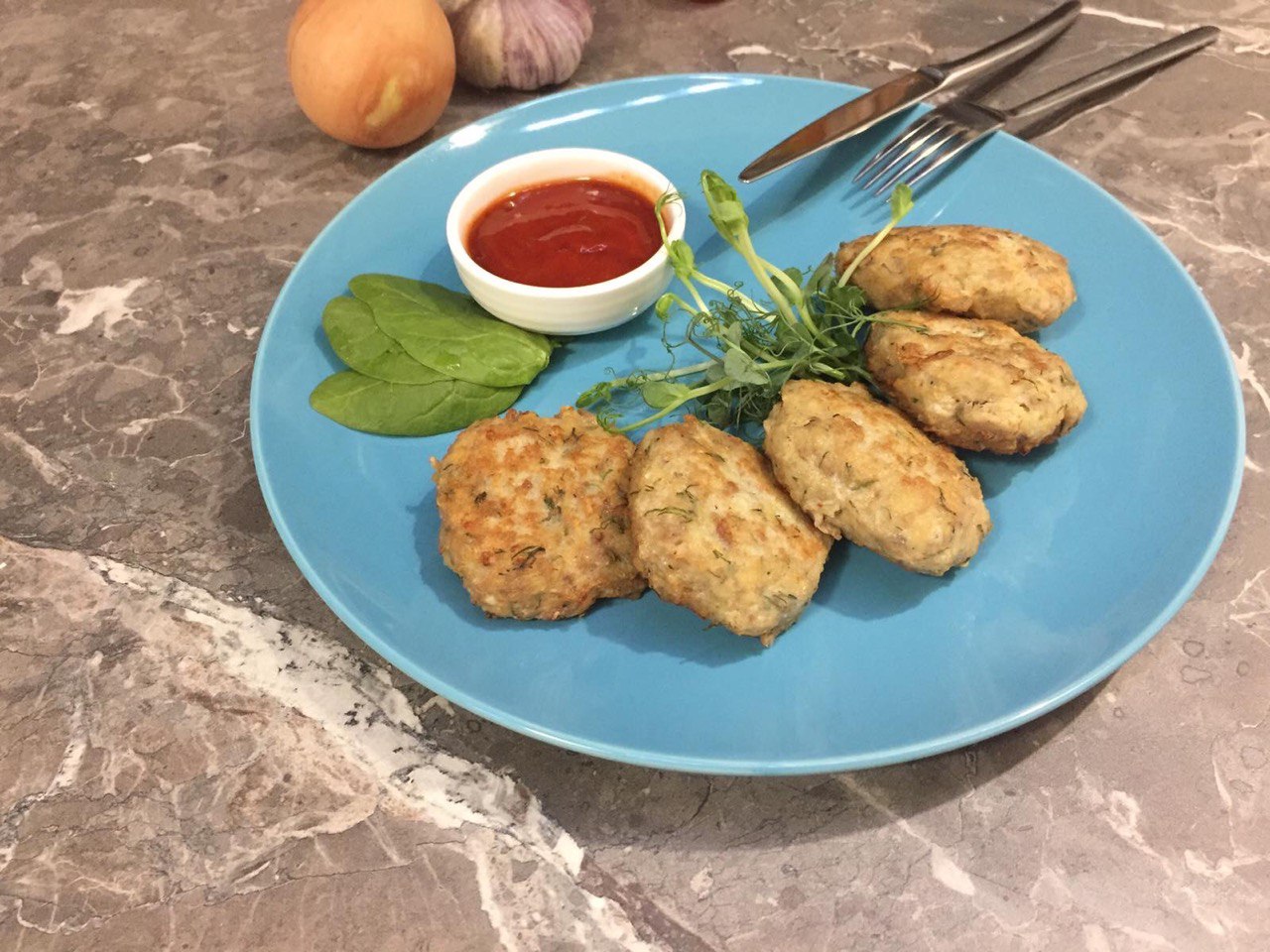 Мясные оладьи с острым соусом