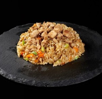 Рис с лососем и овощи и соус на выбор