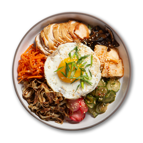Пибимпап (корейское блюдо с острыми маринованными овощами, курицей и яйцом)