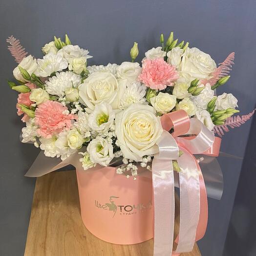 Композиция с розами и эустомой в коробке