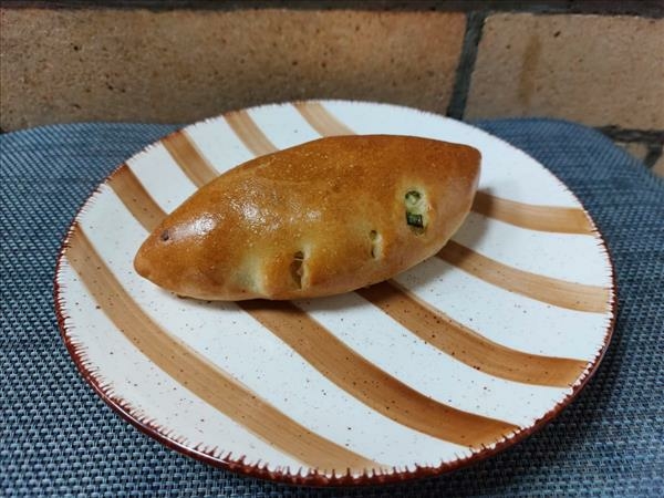 Пирожок с яйцом и зеленым луком