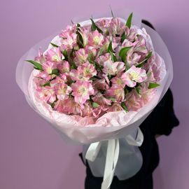 Букет из розовых альстромерий