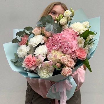 Букет из гортензии, роз и диантусов