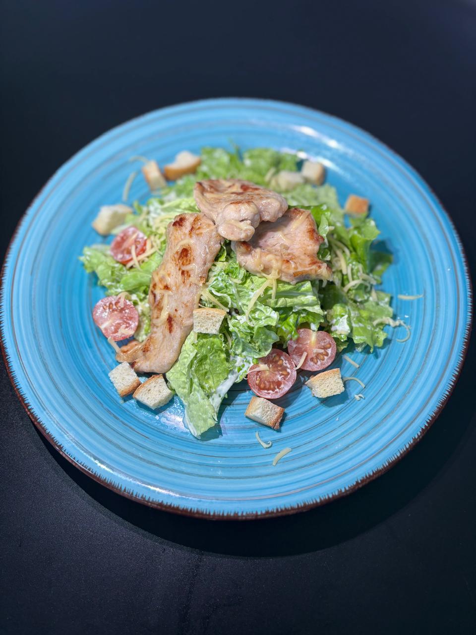 Салат цезарь с курицей