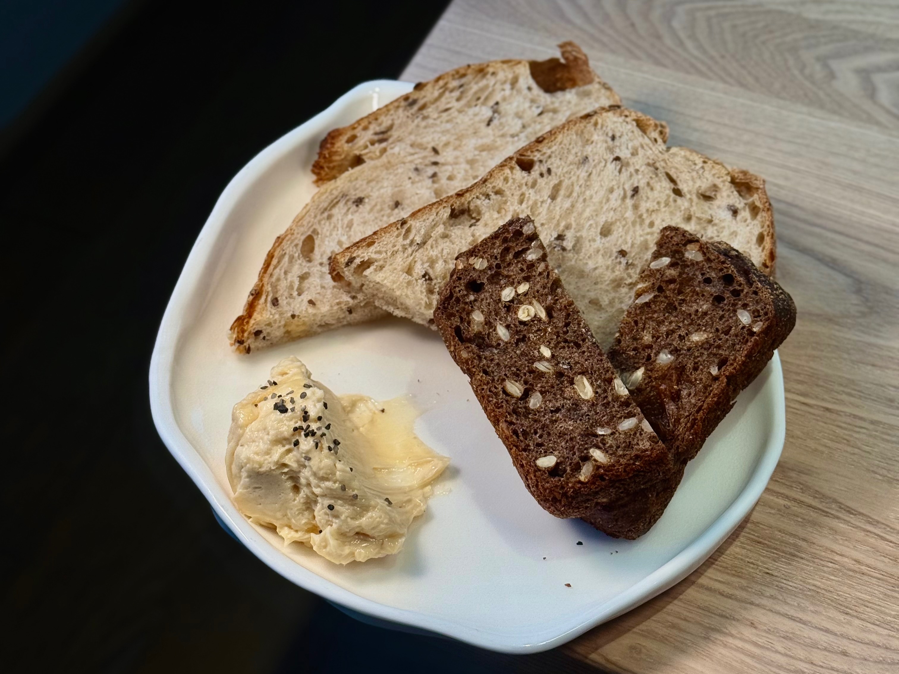 Хлеб на закваске с подкопчённым сливочным маслом