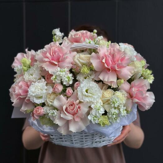 Корзина с цветами французские розы 