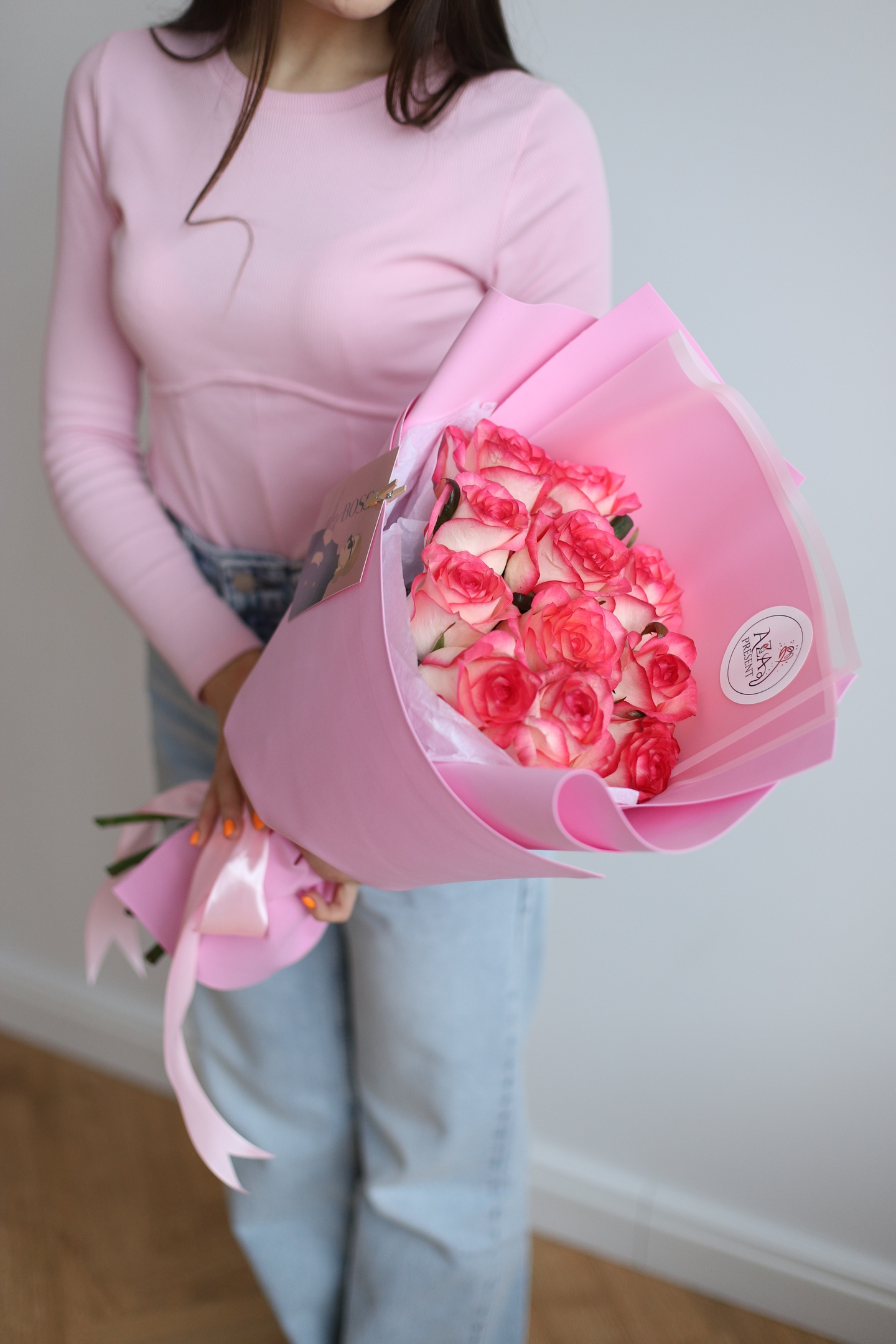 11 розовых роз в оформлении