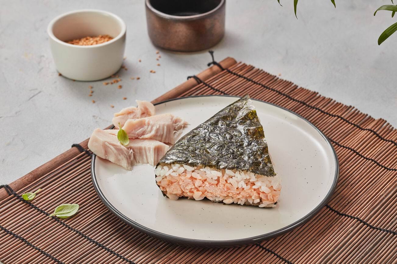 Онигири с цыплёнком спайси