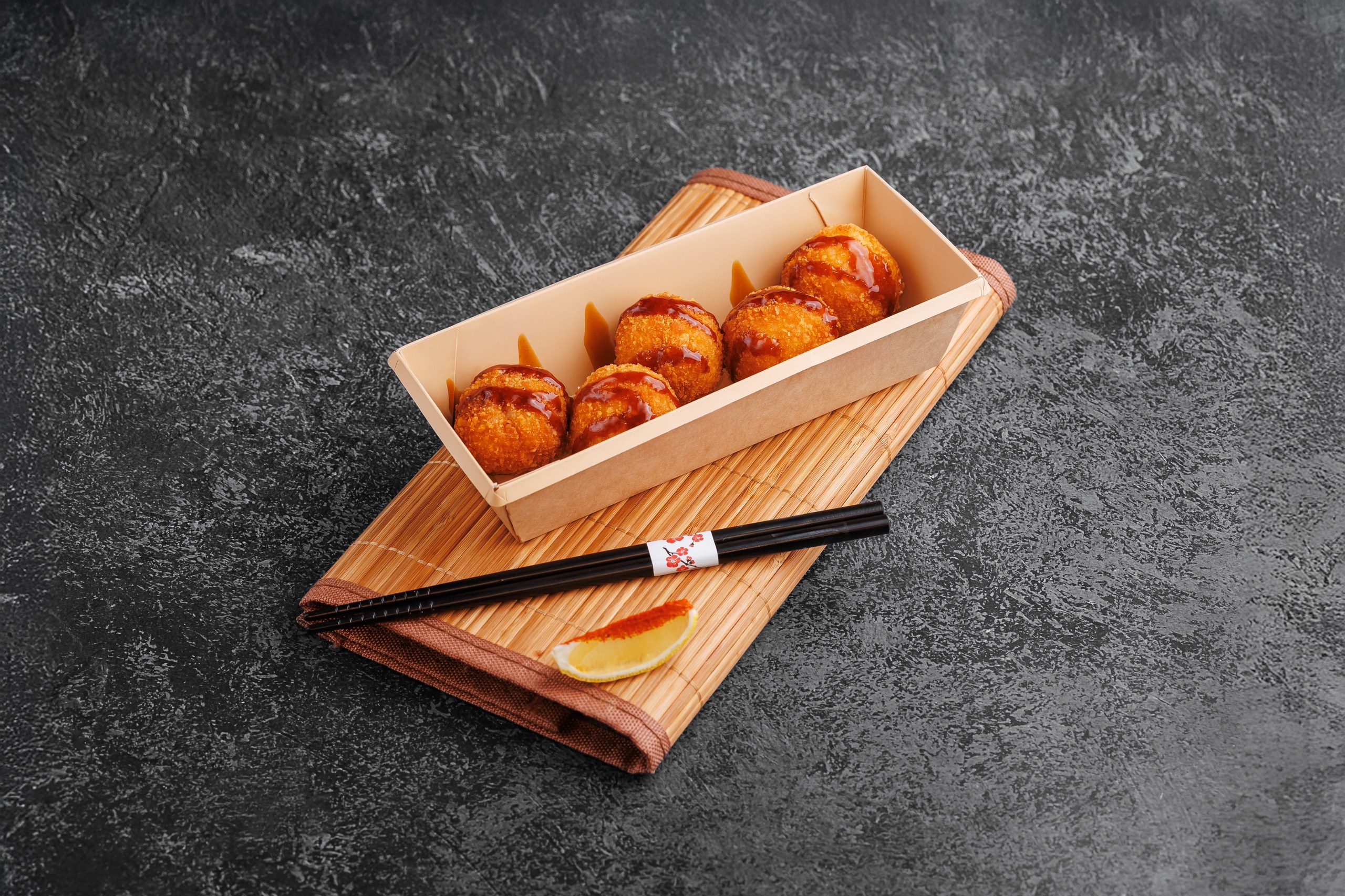 Рисовые шарики с копченой курицей