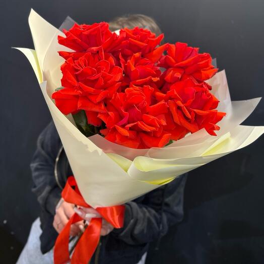 Алые французские розы