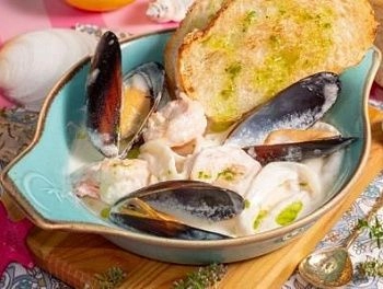 Соте морепродуктов в сливочно-чесн соусе