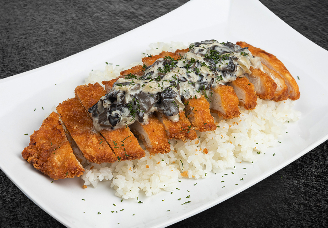 Хрустящая курочка с рисом и грибным жюльеном