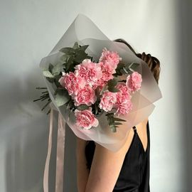 11 розовых диантусов с эвкалиптом