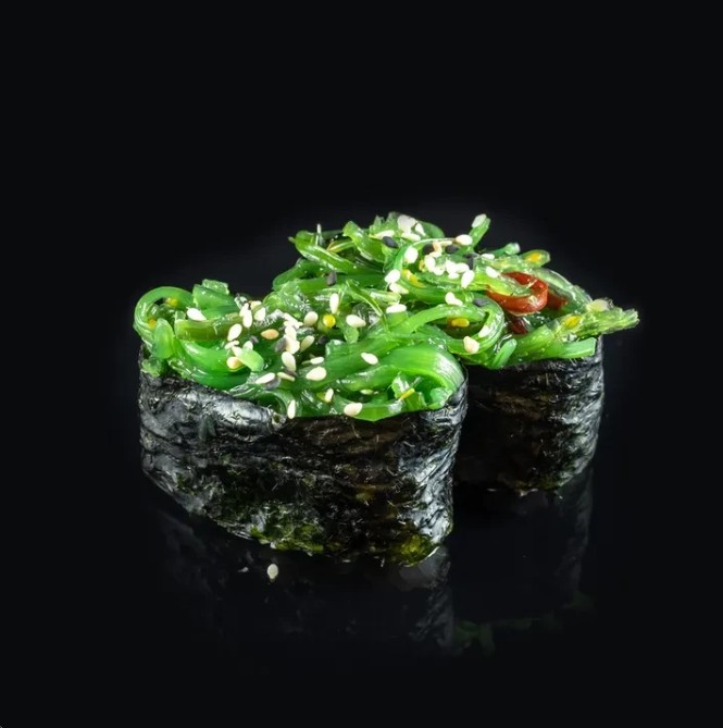 Нигири с маринованными водорослями