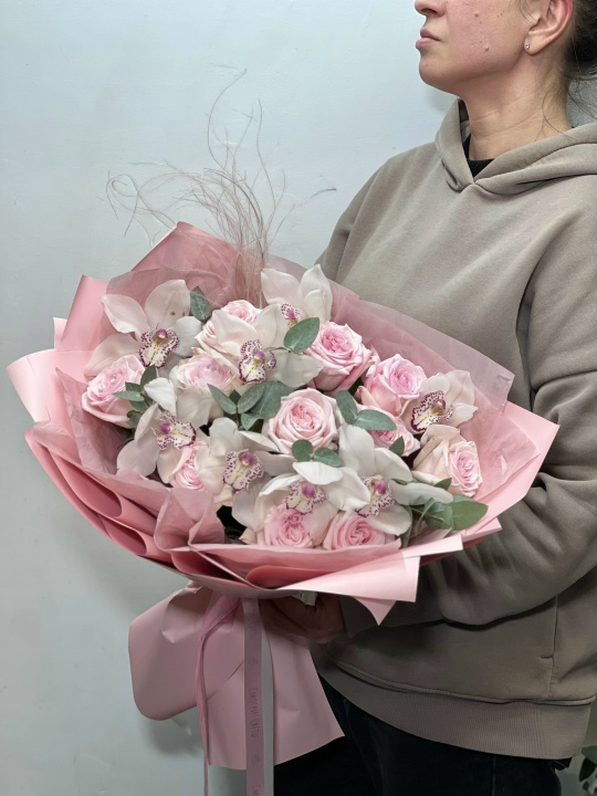 Букет с розами Охара и орхидеей в пудровой упаковке