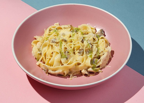 Паста с курицей и грибами