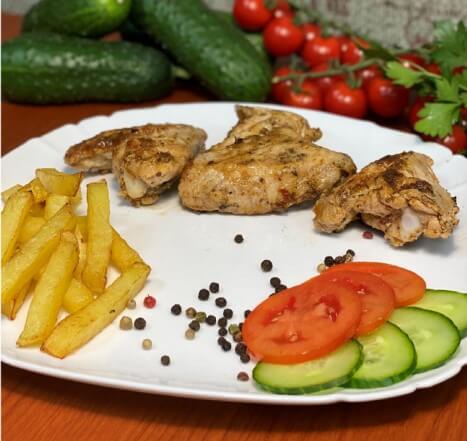 Крылышки с картошкой и летним салатом