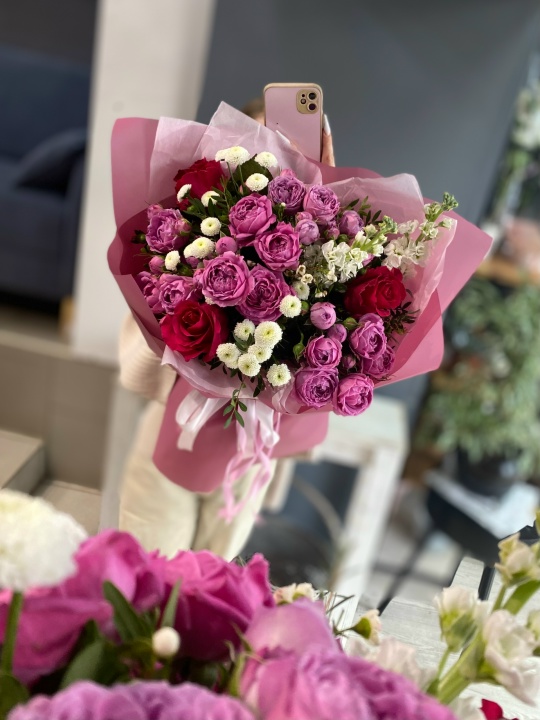 Яркий букет с кустовой пионовидной розой