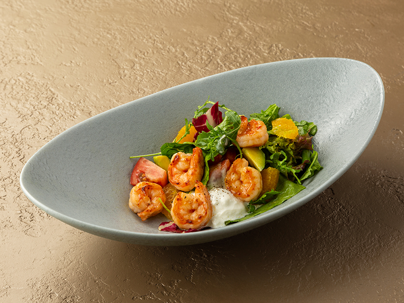 Салат с креветками, апельсинами и страчателлой