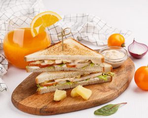 Сэндвич с курицей и ананасами