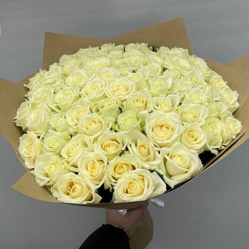 Весенний свежий букет белых роз