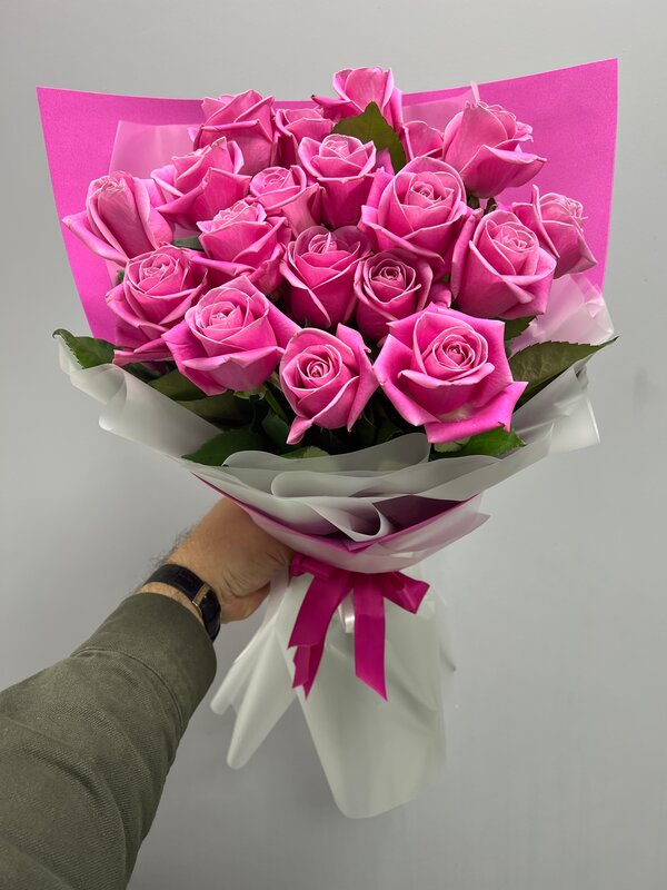 Букет из 17 розовых роз в корейкой пленке