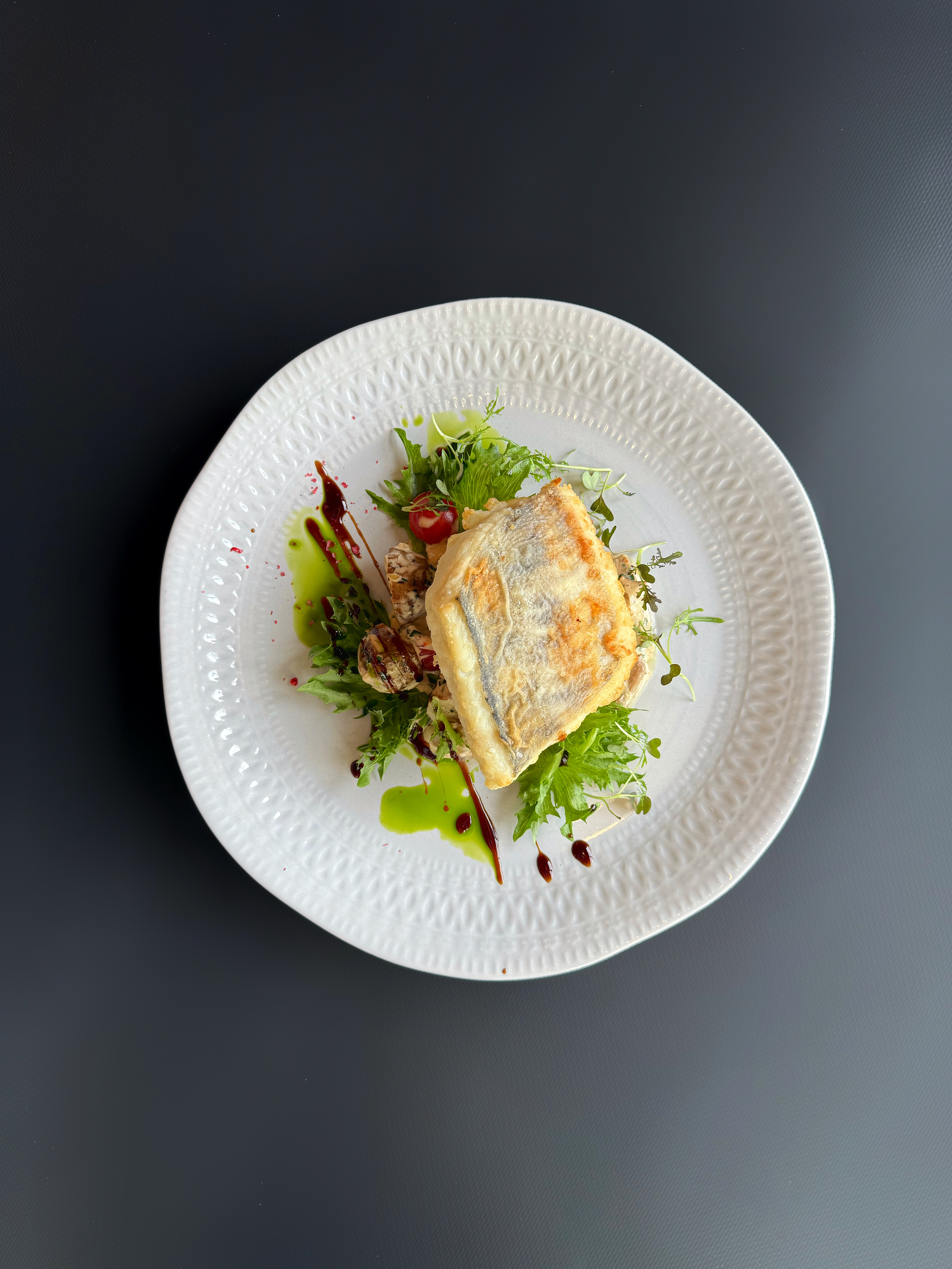 Судак с белыми грибами под соусом