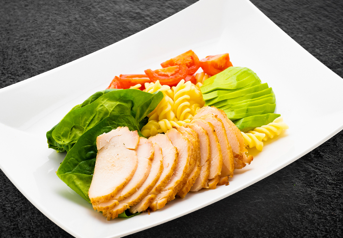 Боул с пастой, куриной грудкой и авокадо