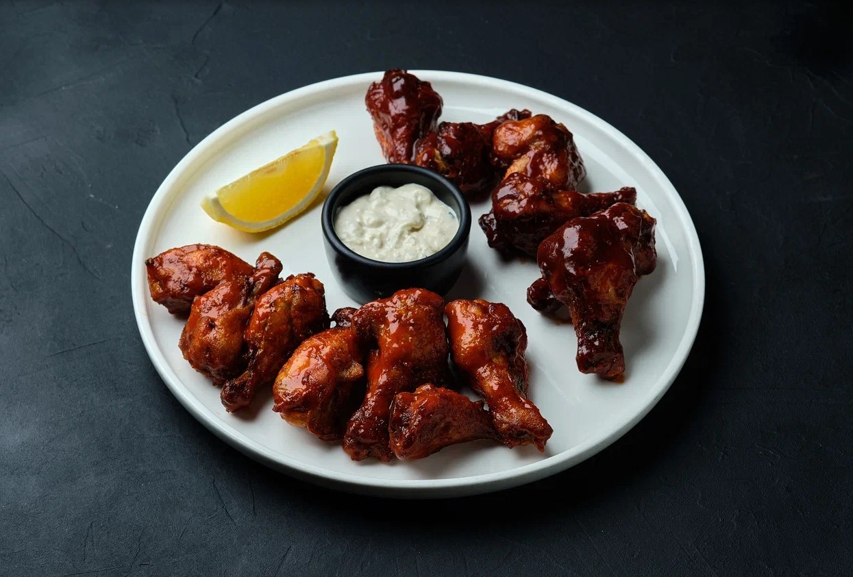 Ассорти крыльев BBQ и острые