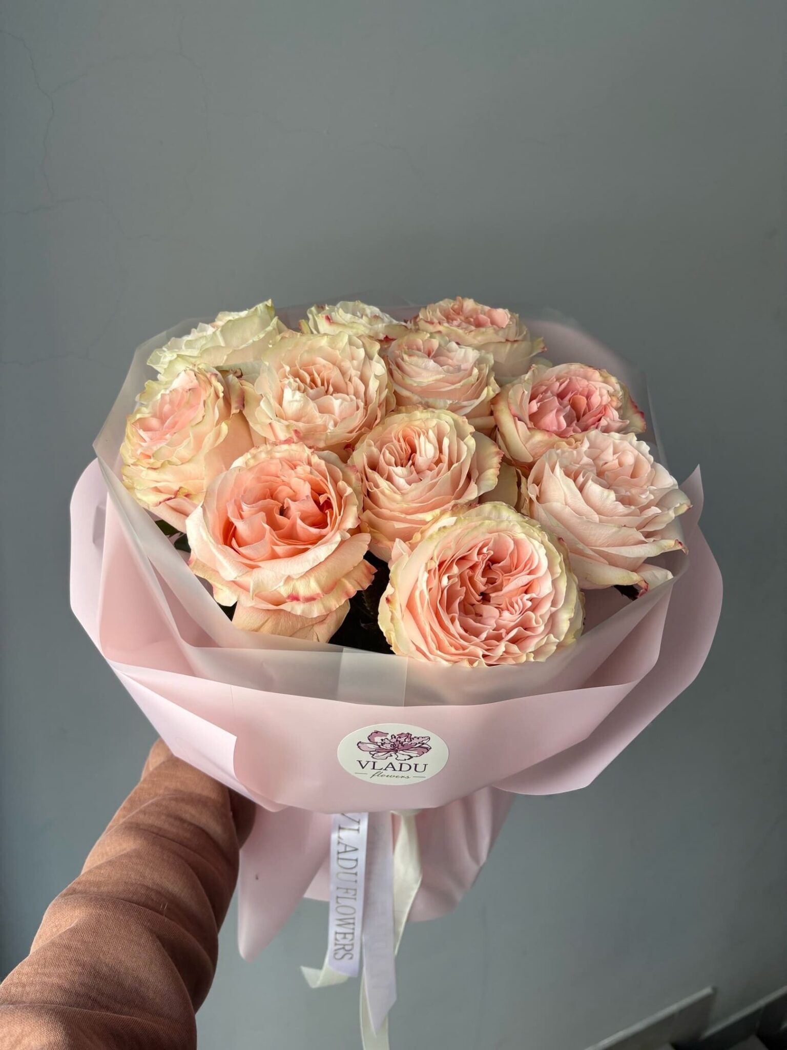 Букет персиковых роз в оформлении