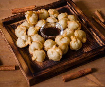 Жареные пельмени с соусом унаги