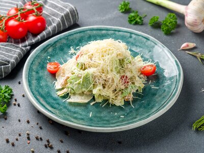 Салат Цезарь с курицей