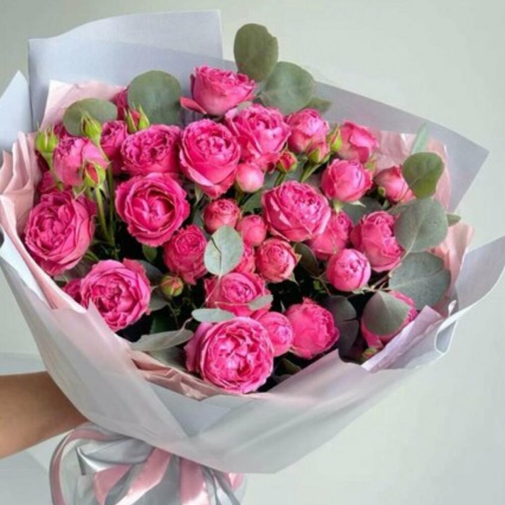 Букет из кустовых роз и эвкалипта